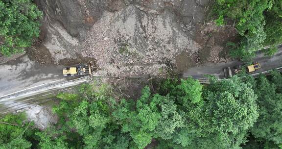 雨季泥水流塌方路段工程车抢修