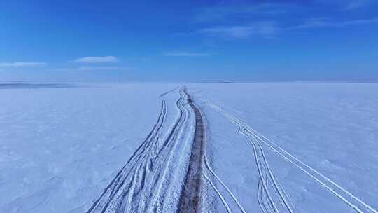 白雪皑皑的草原道路上一辆汽车行驶