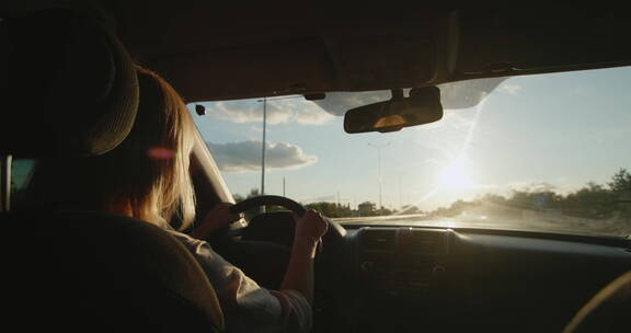 女人在公路上开汽车