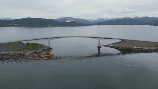 横跨湖面的桥梁