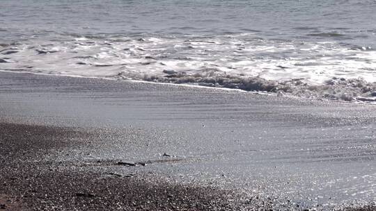 海浪拍打海滩