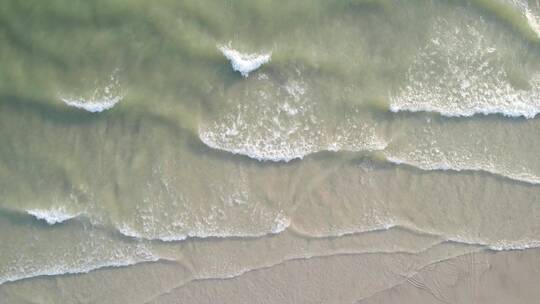 大海海浪花冲击沙滩航拍