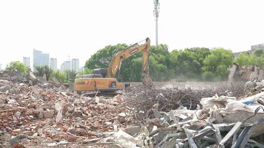 挖掘机在拆除建筑垃圾视频素材模板下载