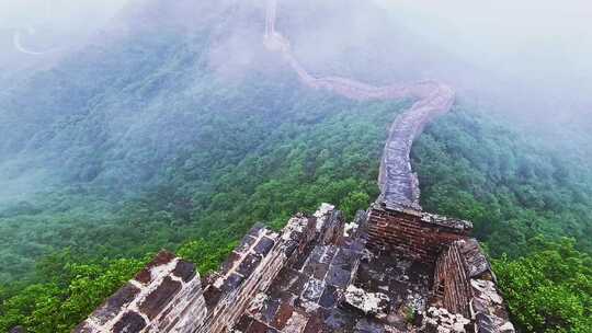 中国夏季金山岭长城阴天下雨云雾风光