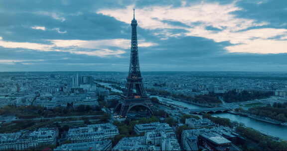 法国巴黎埃菲尔铁塔的鸟瞰图。