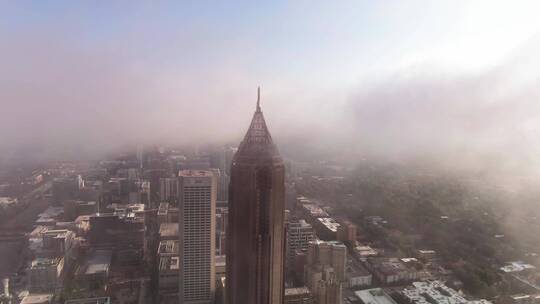 云雾环绕的摩天大楼航拍