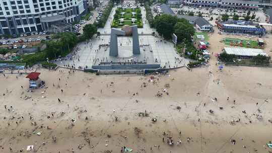 海浪拍打沙滩沙滩游泳游客航拍