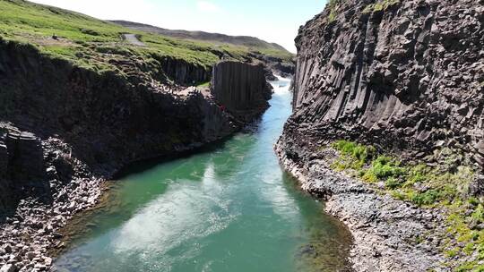 晴天，冰岛东部斯图拉吉尔峡谷的玄武岩柱——无人机拍摄
