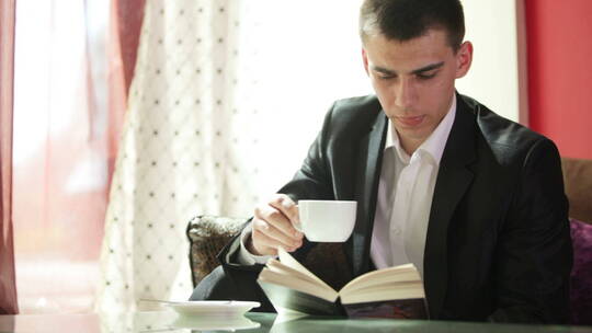 男人在咖啡馆读书