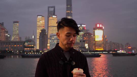 男士夜晚在上海外滩喝咖啡