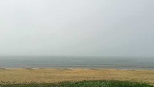 雨天的海边波浪起伏雨声阵阵