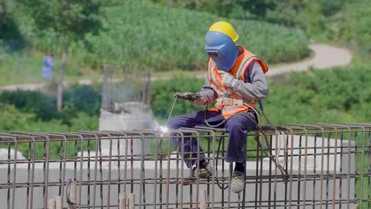 建筑工人 烧电焊 焊接 建筑材料 辛勤劳作
