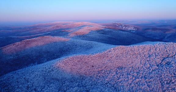 航拍大兴安岭冬季雪域山林风景