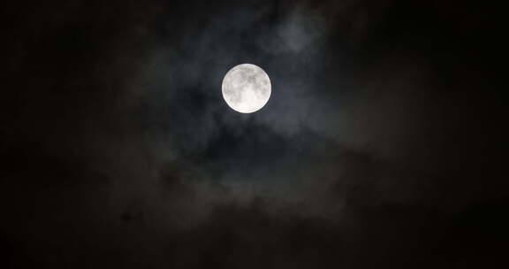 夜晚满月移动的云