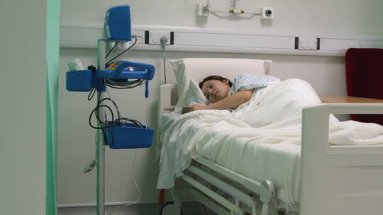 病人躺在病床上休息视频素材模板下载