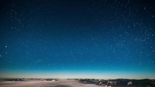 夜晚群山的星空