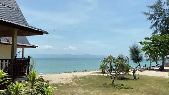 海滩别墅的山景和海景