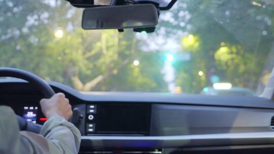 乘坐网约车出租车行驶在城市道路上视频素材模板下载