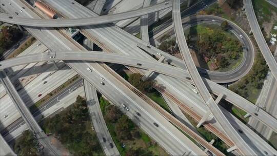 空中盘旋的公路和道路