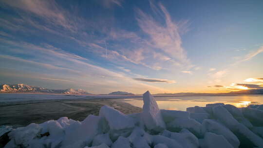 犹他湖上的日落延时过去看冰堆