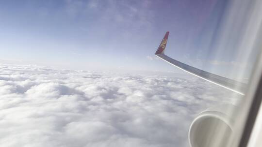 航班上飞机舷窗外天空和机翼