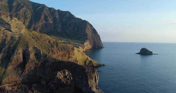 夏日日落中萨利纳海岸深崖小村庄的鸟瞰图