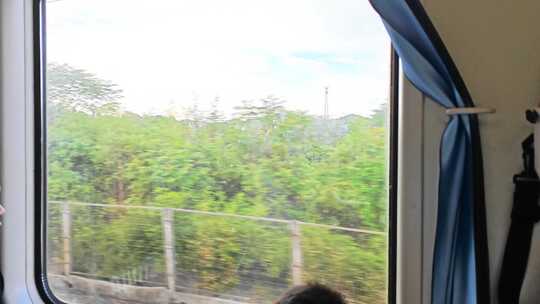 火车车厢内窗外风景