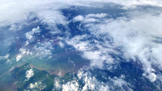 民航飞机穿越云层俯拍地面视频视频素材模板下载