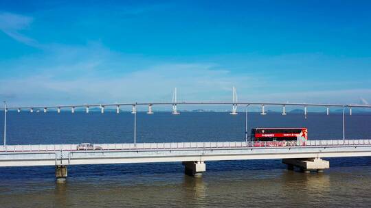 港珠澳大桥上双层观光车