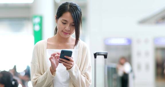 女人在机场用手机