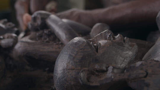 非洲艺术家工匠手工雕刻木雕工艺品