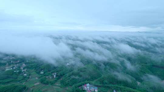 南方乡村丘陵连绵群山绿色森林云雾缭绕航拍