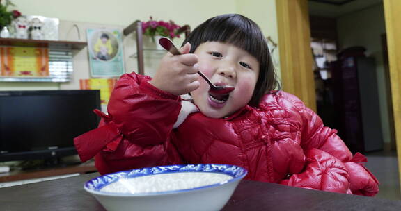 小孩在吃新年春节吃元宵汤圆