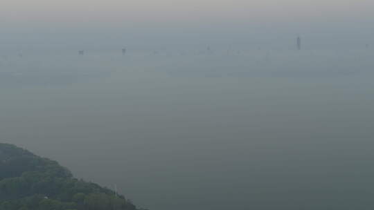 航拍武汉东湖公园清晨大雾水面远处城市