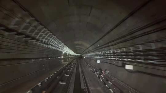 武汉地铁5号线无人驾驶地铁穿梭在隧道内部