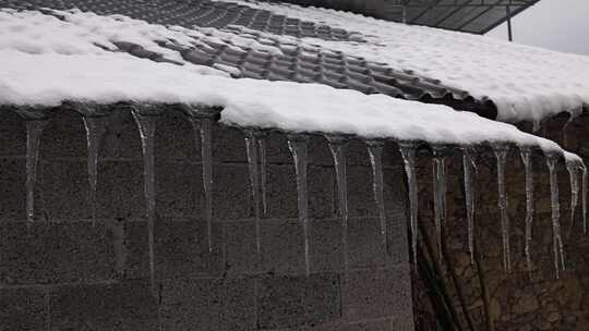 寒潮冬天下雪的村庄田野