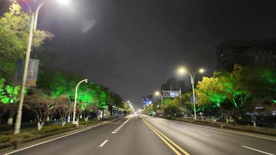 城市夜晚开车第一视角汽车窗外沿途风景马路