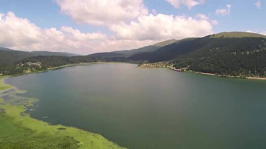 山谷湖水景观