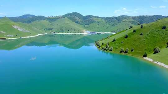 青山绿水湖泊航拍全景