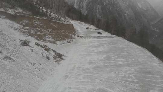 山坡上积雪道路的鸟瞰图