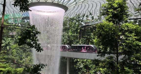 新加坡樟宜机场瀑布与网红小火车