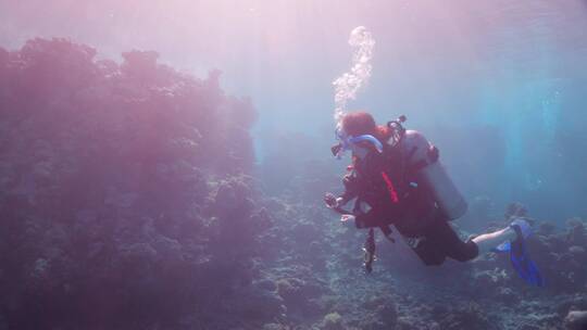 潜水员在海洋暗礁处潜水