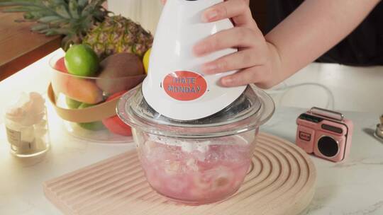 冰块果汁用搅拌机制作沙冰
