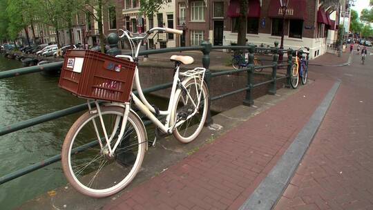 阿姆斯特丹大桥上的自行车