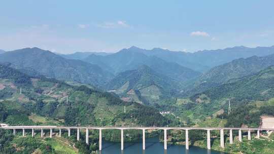 高铁行驶在祖国的大好河山喀斯特地貌