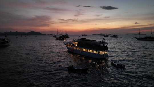 印尼科莫多拉布安巴焦夜晚海湾船舶船宿风光
