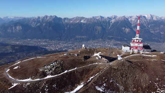 Patscherkofel山和滑雪区与餐厅，ORF广播和电视塔白天在蒂罗尔，澳大利亚