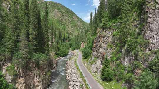 山间公路伴河流的自然风光航拍