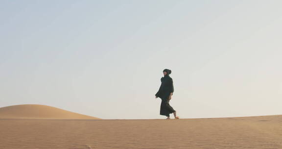 妇女赤脚在沙漠中行走