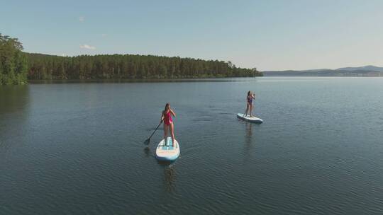 两个人在湖面上划船视频素材模板下载